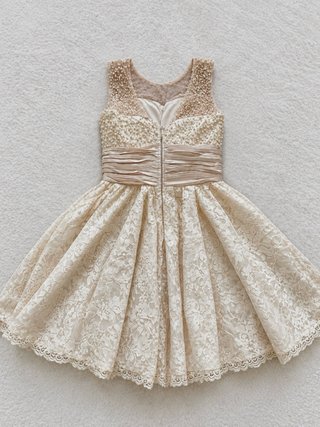 Vestido de fiesta champagne con encaje y perlas.