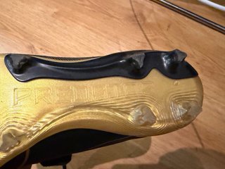 Botas de fútbol negras y doradas de  Bellingam