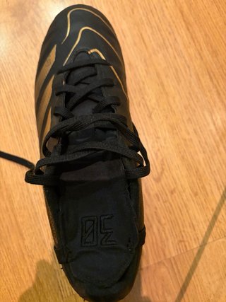 Botas de fútbol negras y doradas de  Bellingam