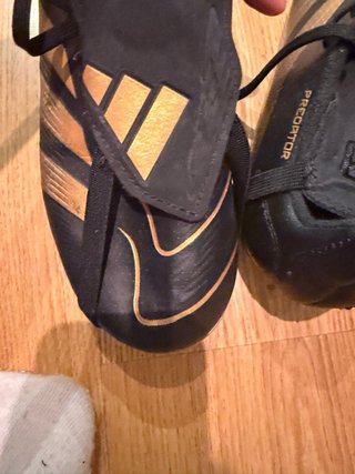 Botas de fútbol negras y doradas de  Bellingam