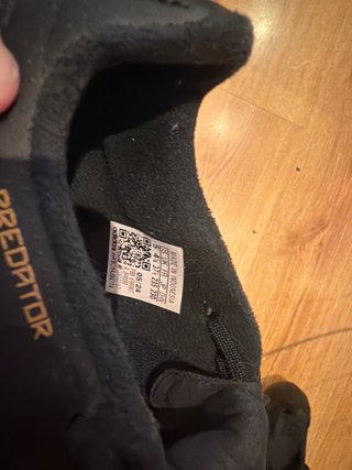 Botas de fútbol negras y doradas de  Bellingam