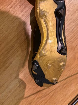 Botas de fútbol negras y doradas de  Bellingam