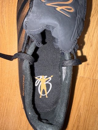 Botas de fútbol negras y doradas de  Bellingam