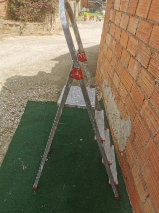 Escalera de Aluminio Plegable
