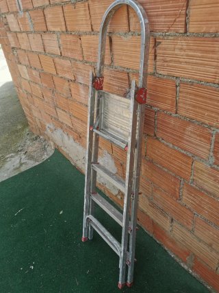 Escalera de Aluminio Plegable
