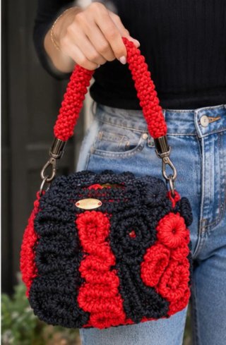 Bolso artesanal crochet rojo y negro encaje floral