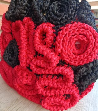 Bolso artesanal crochet rojo y negro encaje floral