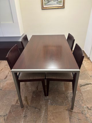 Conjunto Comedor: Mesa, 4 Sillas y Aparador