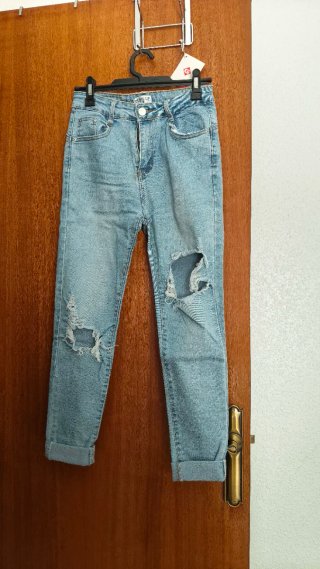 Pantalón vaquero con agujeros azul
