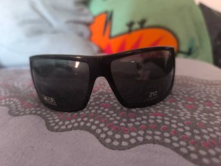 Gafas de sol negras y grises