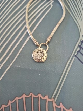 Pulsera Pandora con cierre y charm