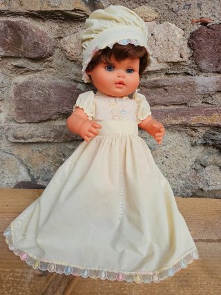 Muñeca antigua vestido y gorrito