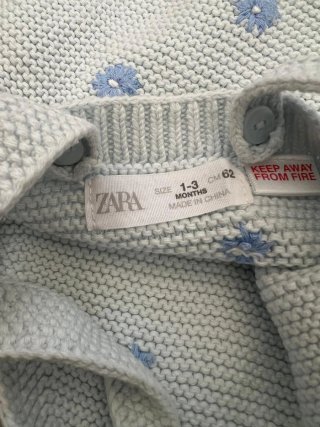 Pelele Zara celeste con flores