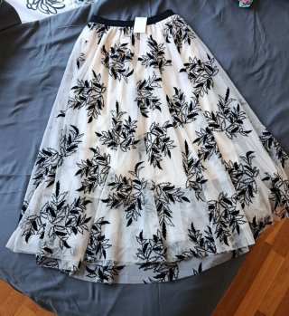 Falda larga bordada floral