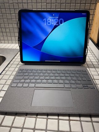 iPad Pro 13 2022 128GB 6ª Gen+ case with keyboard