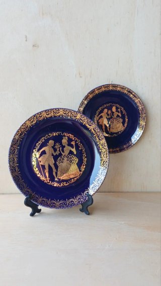 Coppia di piatti decorativi vintage in porcellana blu cobalto e oro 22k.