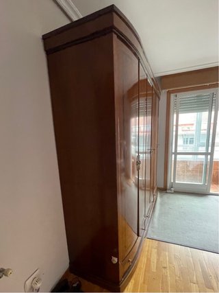 Armadio in legno a 6 ante