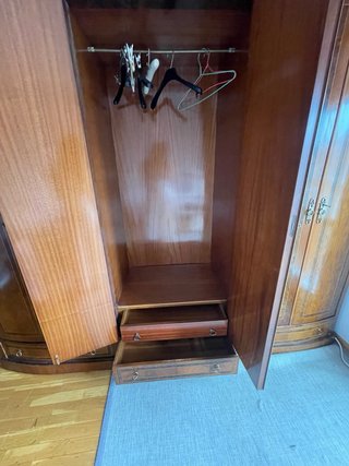 Armadio in legno a 6 ante