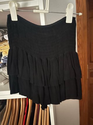 Falda negra con volantes