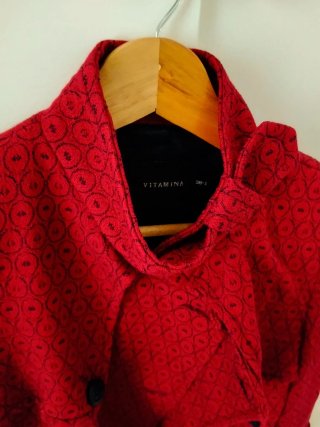 Abrigo de lana color borravino/borgoña estampado