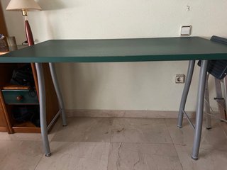 Escritorio con Tablero Verde y Patas Metálicas