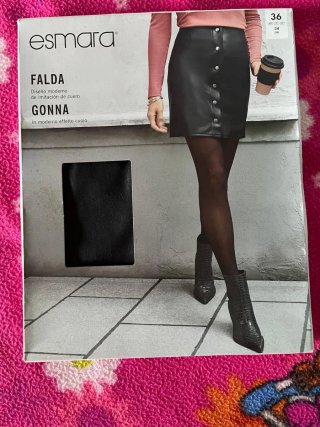 Falda de cuero negra con botones.
