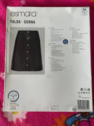 Falda de cuero negra con botones.