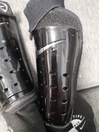 Espinilleras Nike Negras