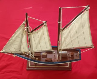 Maqueta de barco de madera