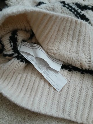 Jersey beige y negro con cremallera