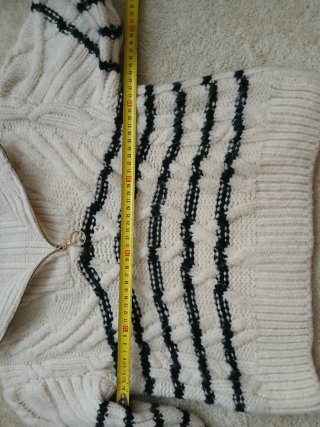 Jersey beige y negro con cremallera
