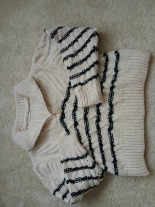 Jersey beige y negro con cremallera