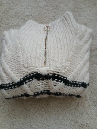 Jersey beige y negro con cremallera