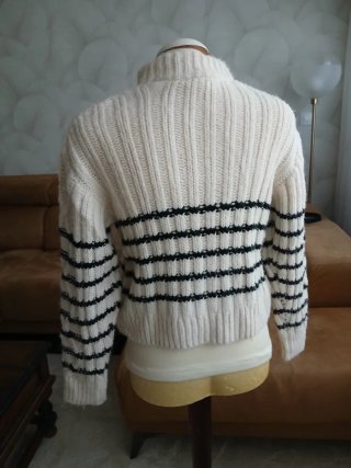 Jersey beige y negro con cremallera
