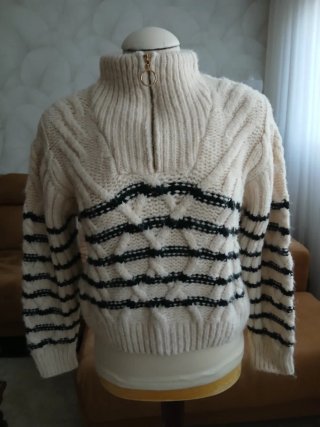 Jersey beige y negro con cremallera