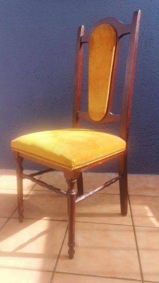 Sillas de madera tapizadas mostaza