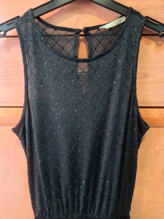 Vestido negro con detalles brillantes