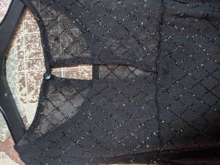 Vestido negro con detalles brillantes