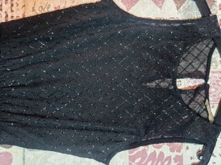 Vestido negro con detalles brillantes