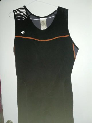 Traje de buzo negro y naranja