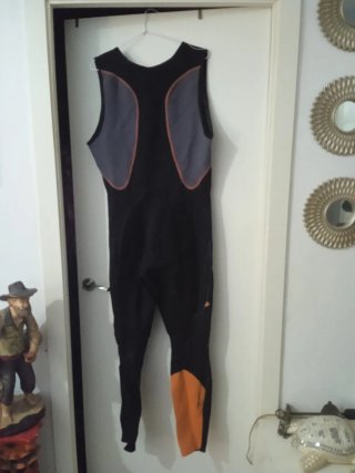 Traje de buzo negro y naranja