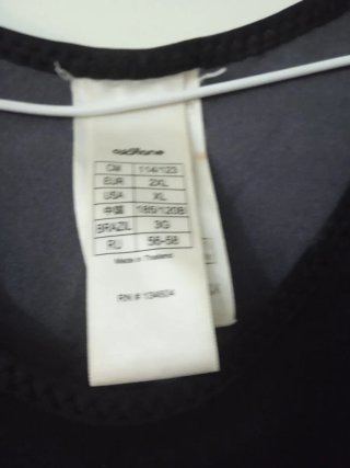 Traje de buzo negro y naranja