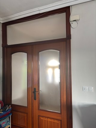 Puerta de Madera de Dos Hojas con Cristal