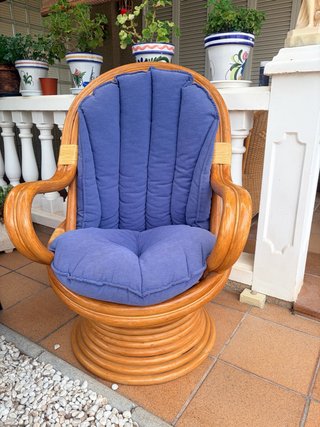 Sillón de ratán y madera azul
