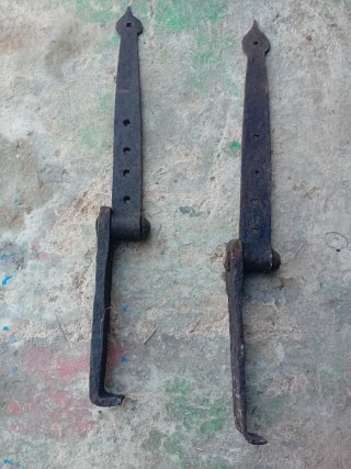 Bisagras antiguas de hierro forjado para  puertas