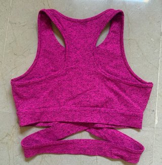 Top sportivo rosa con finitura testurizzata