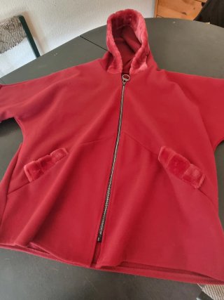 Abrigo rojo con capucha