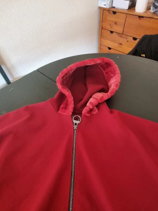 Abrigo rojo con capucha