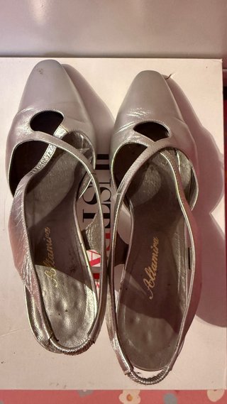 Zapatos plateados de tacón