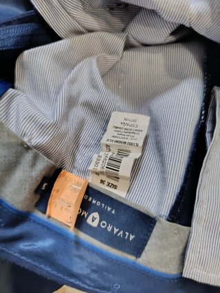 Traje de chico azul marino de Álvaro Moreno.